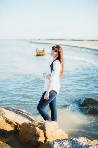 Jeune femme au bord de la mer — Photo