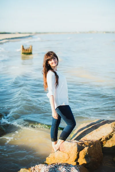 Jeune femme au bord de la mer — Photo