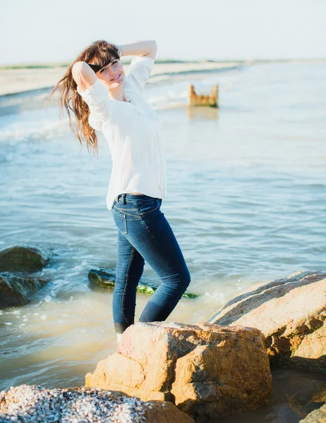 Jeune femme au bord de la mer — Photo