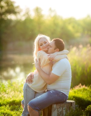 Park çimenlerin üstünde genç Çift