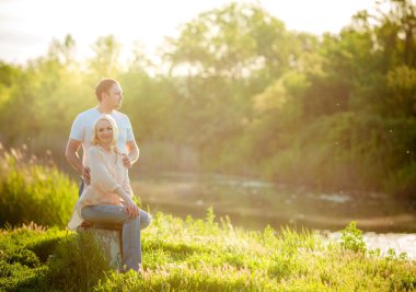 Park çimenlerin üstünde genç Çift