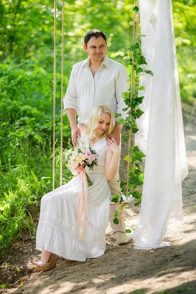 Молодая пара в зеленом саду — стоковое фото