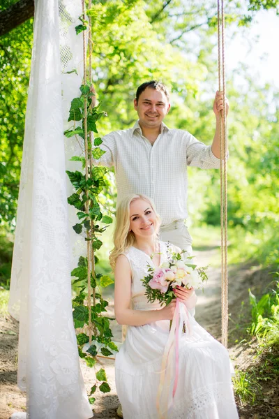 Ungt par i grönskande trädgård — Stockfoto