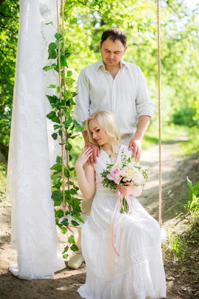 Junges Paar im grünen Garten — Stockfoto