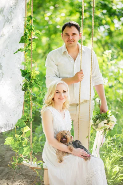 Young couple in green garden — Stock Photo, Image