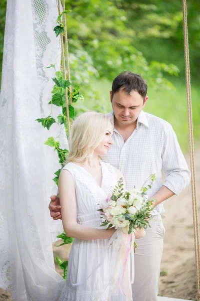 Молодая пара в зеленом саду — стоковое фото