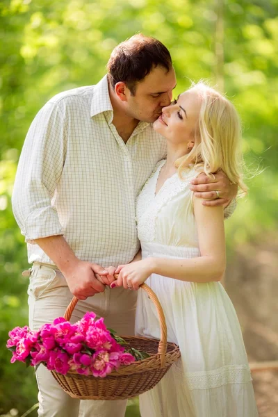 Jong koppel in groene tuin — Stockfoto