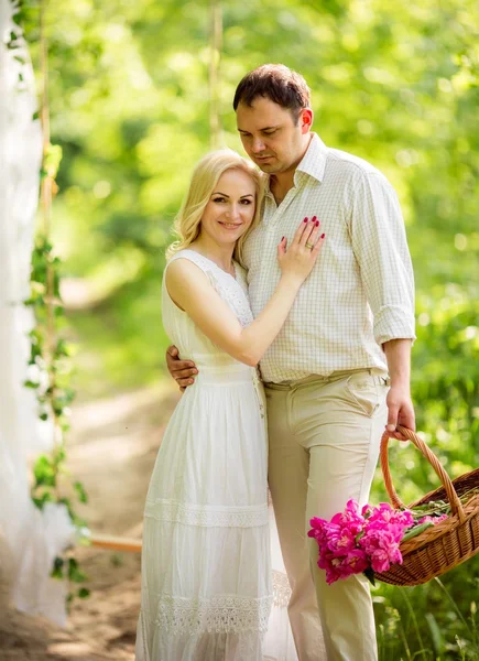 Pareja joven en jardín verde —  Fotos de Stock