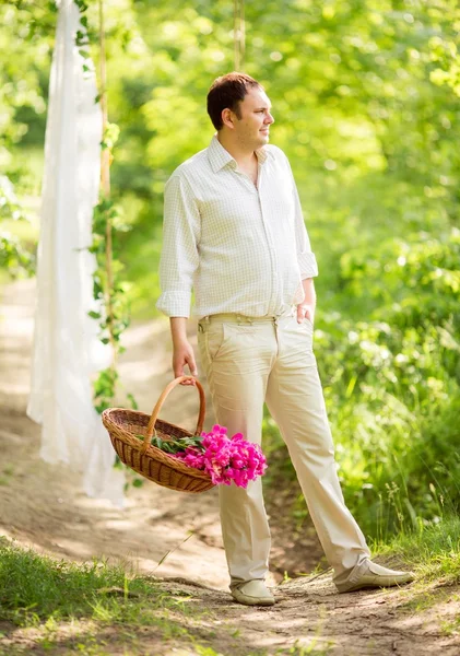 Bel homme avec des fleurs — Photo