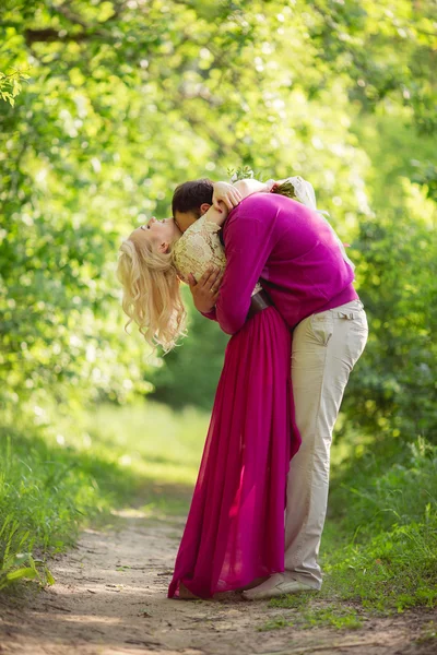 Jong koppel in groene tuin — Stockfoto