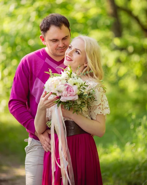 年轻的夫妇，在绿色的花园 — 图库照片