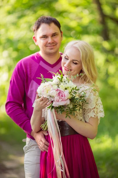 Jong koppel in groene tuin — Stockfoto