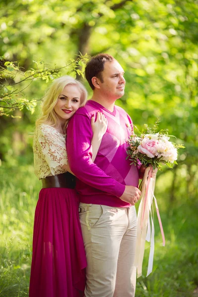 Jong koppel in groene tuin — Stockfoto