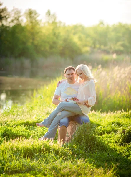 Junges Paar auf Parkwiese — Stockfoto