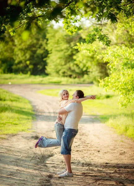 Jovem casal no gramado do parque — Fotografia de Stock