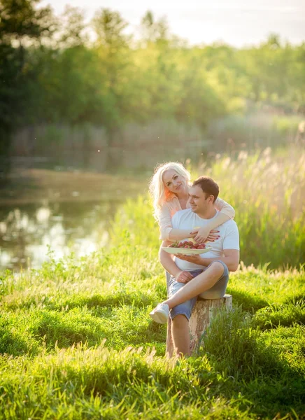 Jeune couple sur pelouse du parc — Photo