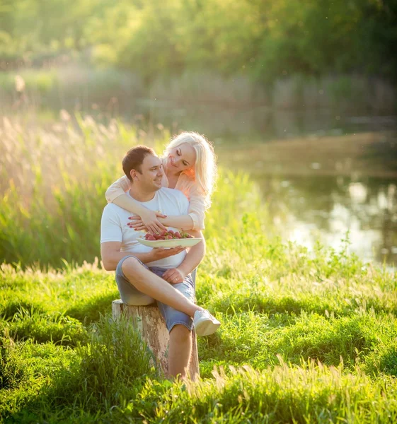 Jeune couple sur pelouse du parc — Photo