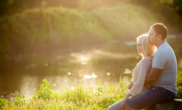 Jeune couple sur pelouse du parc — Photo