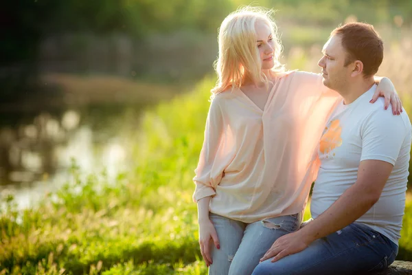 Jeune couple sur pelouse du parc — Photo