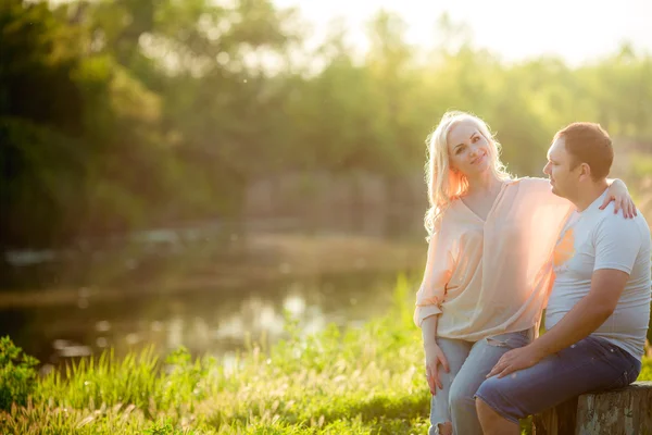 Jeune couple sur pelouse du parc — Photo