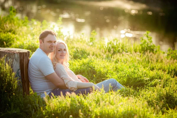 Unga par på park gräsmatta — Stockfoto