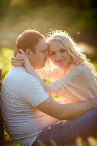 Jovem casal no gramado do parque — Fotografia de Stock