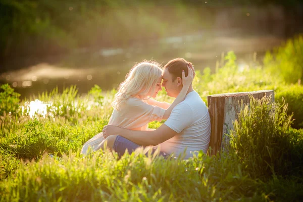 若いカップル公園の芝生の上 — ストック写真