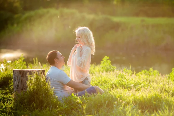 Jeune couple sur pelouse du parc — Photo