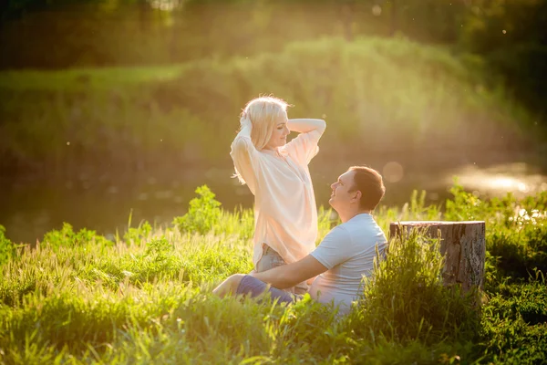 Jeune couple sur pelouse du parc — Photo