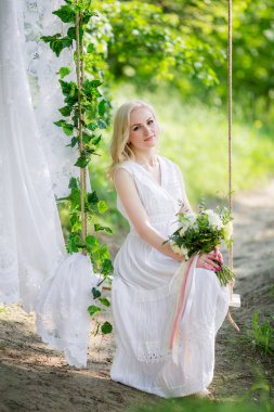 Bahar bahçesinde genç bir kadın