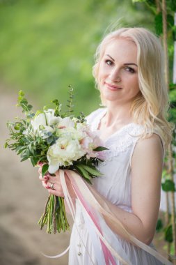 Bahar bahçesinde genç bir kadın