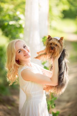 kadın ile köpek bahar bahçe