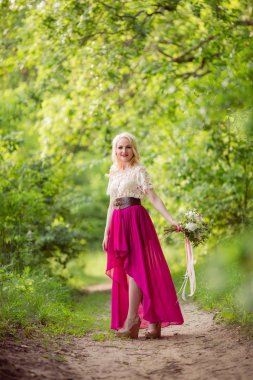 Bahar bahçesinde genç bir kadın