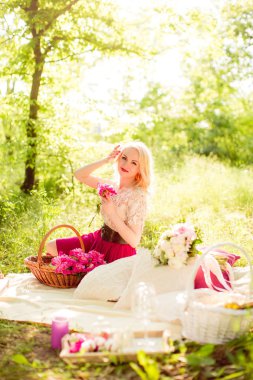 Bahar bahçesinde genç bir kadın