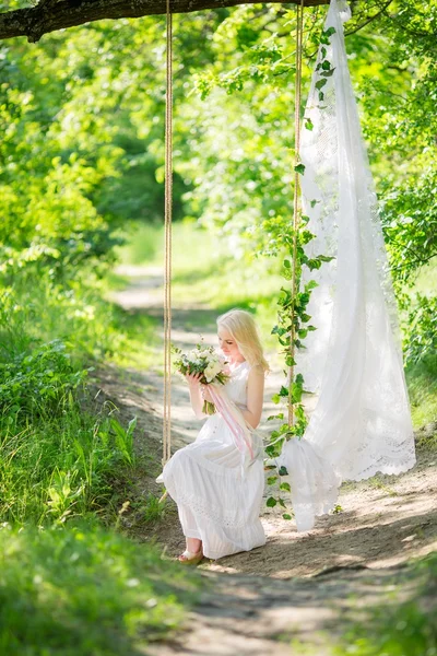 Jovem mulher no jardim da primavera — Fotografia de Stock