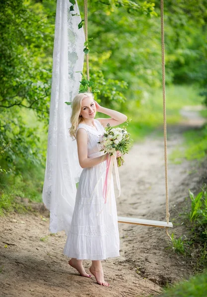 Bahar bahçesinde genç bir kadın — Stok fotoğraf