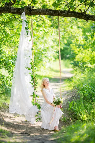 Jeune femme dans le jardin de printemps — Photo