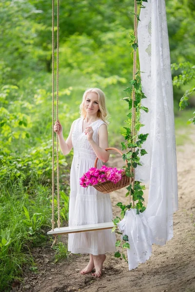 Jovem mulher no jardim da primavera — Fotografia de Stock