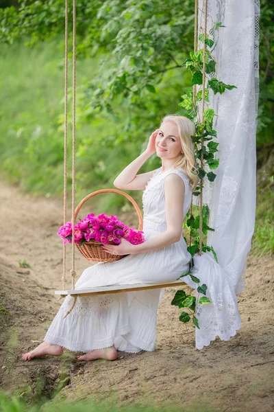 Bahar bahçesinde genç bir kadın — Stok fotoğraf