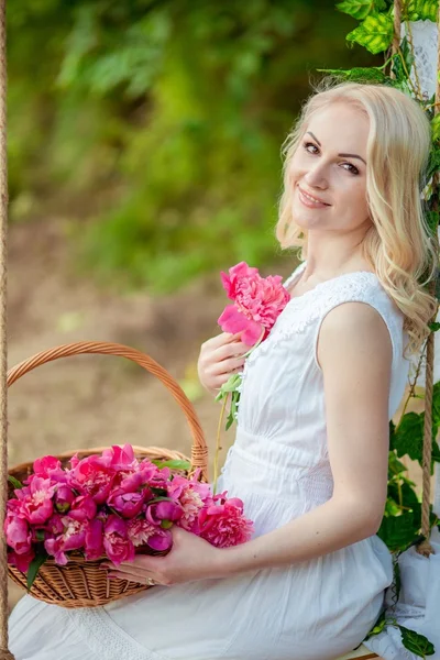 Mujer joven en el jardín de primavera — Foto de Stock