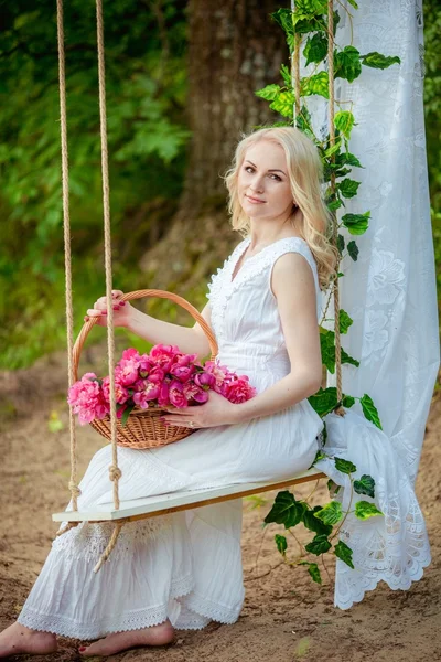 Jonge vrouw in het voorjaar tuin — Stockfoto