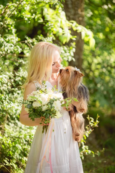 Kadın ile köpek bahar bahçe — Stok fotoğraf