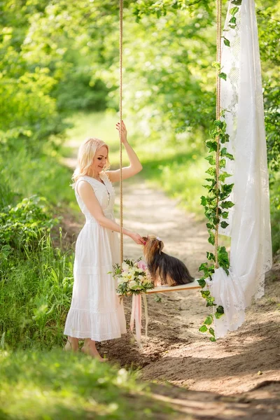 Mulher no jardim de primavera com cão — Fotografia de Stock