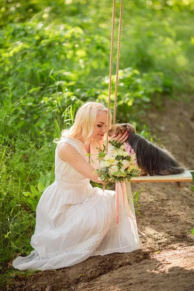 Mulher no jardim de primavera com cão — Fotografia de Stock