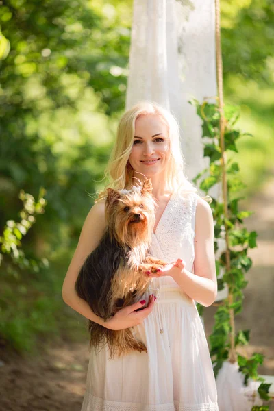 Mulher no jardim de primavera com cão — Fotografia de Stock
