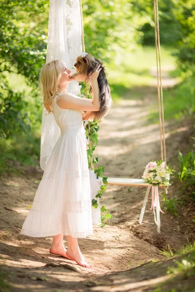 Mulher no jardim de primavera com cão — Fotografia de Stock