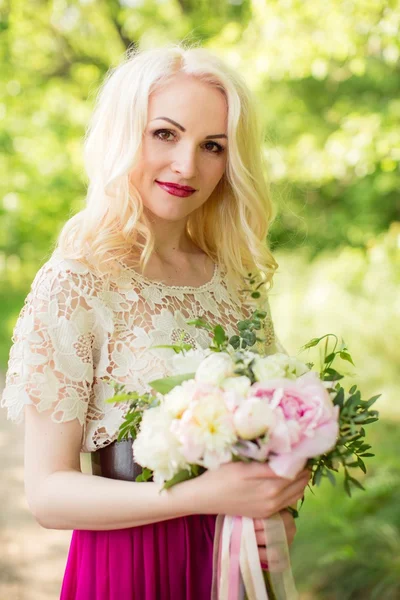 Giovane donna in giardino primaverile — Foto Stock