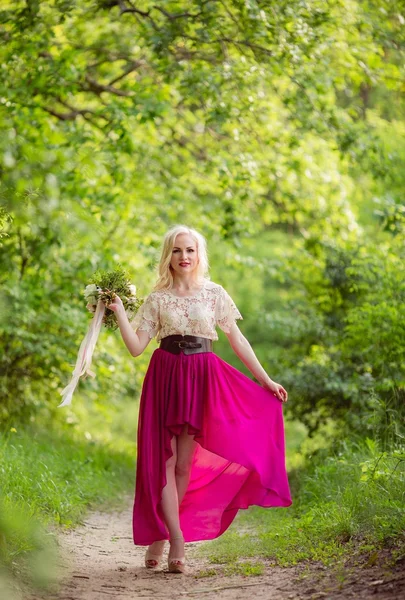 Jovem mulher no jardim da primavera — Fotografia de Stock