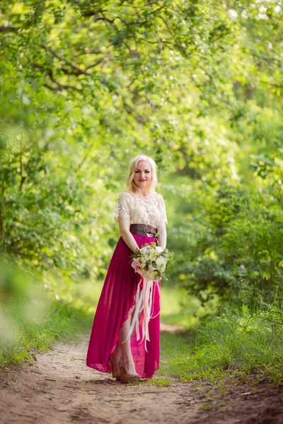 Jovem mulher no jardim da primavera — Fotografia de Stock