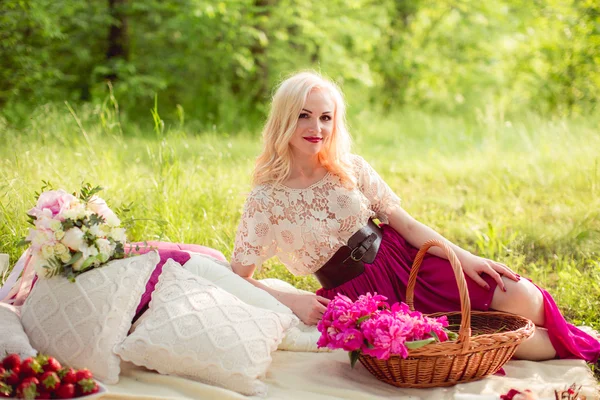 Jonge vrouw in het voorjaar tuin — Stockfoto